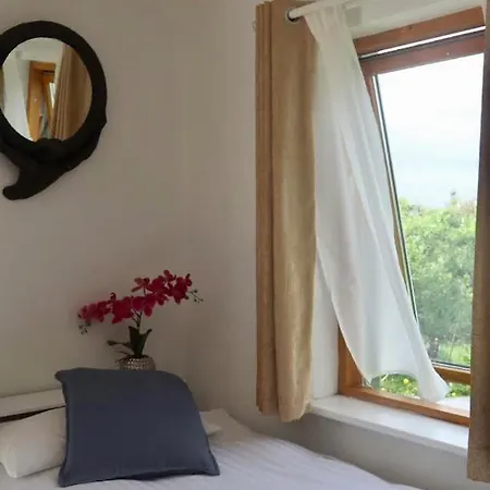Holiday home Seaview And Sunsets, Entire Place, Private Entrance, Large Bedroom, Full Kitchen And Bathroom *