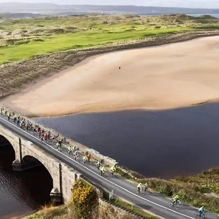 Seaview And Sunsets, Entire Place, Private Entrance, Large Bedroom, Full Kitchen And Bathroom بيت للعطل *