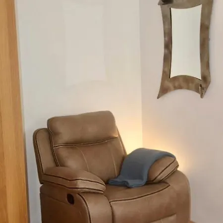 Seaview And Sunsets, Entire Place, Private Entrance, Large Bedroom, Full Kitchen And Bathroom بيت للعطل *