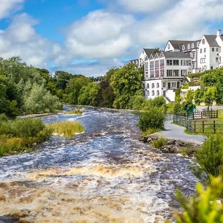 Seaview And Sunsets, Entire Place, Private Entrance, Large Bedroom, Full Kitchen And Bathroom بيت للعطل