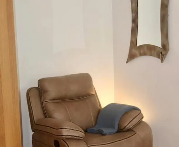 Seaview And Sunsets, Entire Place, Private Entrance, Large Bedroom, Full Kitchen And Bathroom 度假居 *