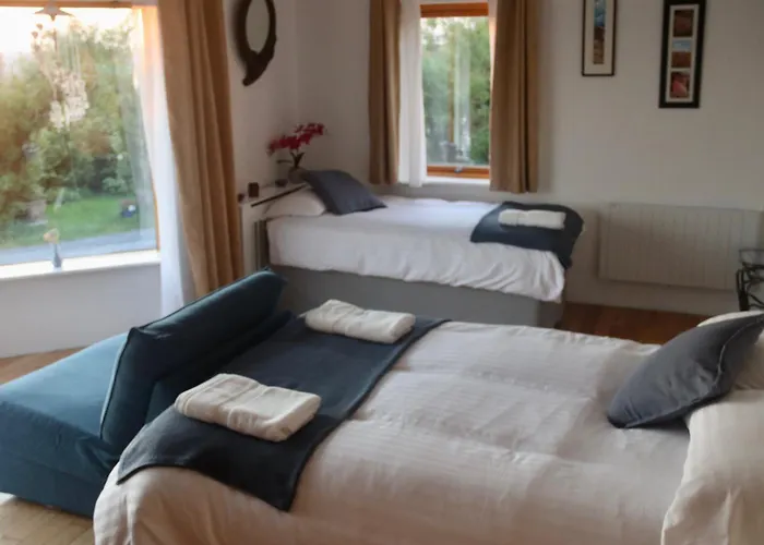 Seaview And Sunsets, Entire Place, Private Entrance, Large Bedroom, Full Kitchen And Bathroom