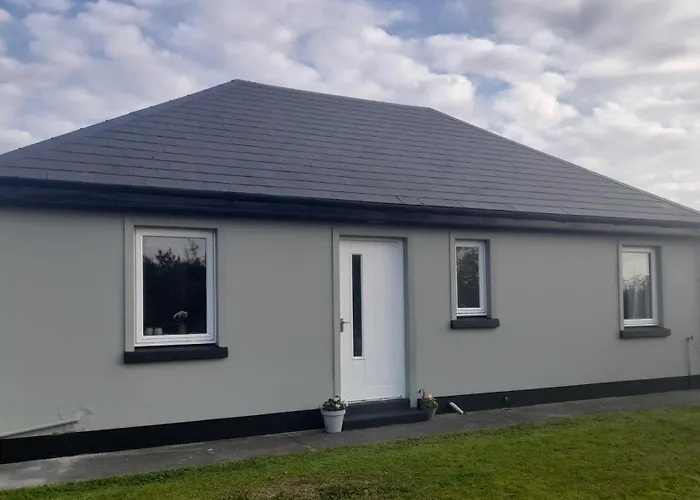 Seaview And Sunsets, Entire Place, Private Entrance, Large Bedroom, Full Kitchen And Bathroom *